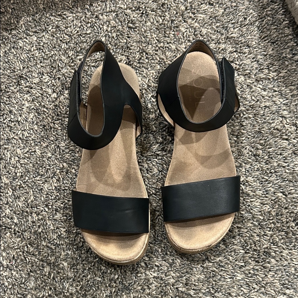 SOUL Naturalizer Black and Tan Sandals